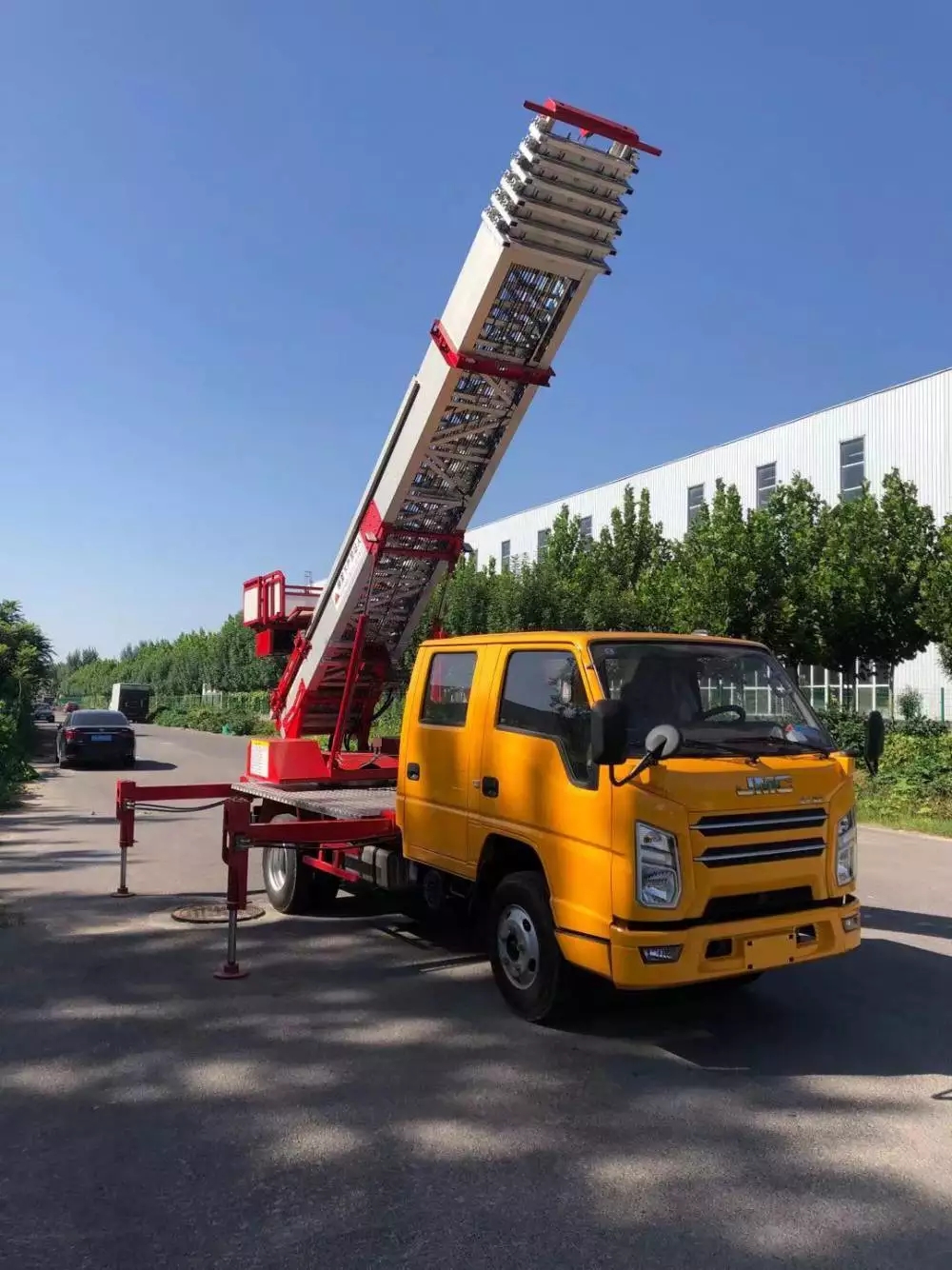 揭阳附近的云梯车出租服务：轻松解决高空作业需求